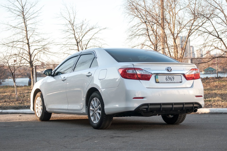 Диффузор камри 50 драйв2. Диффузор камри. Toyota camry 40. Задний диффузор тойота камри 50. Toyota camry v50 сзади.