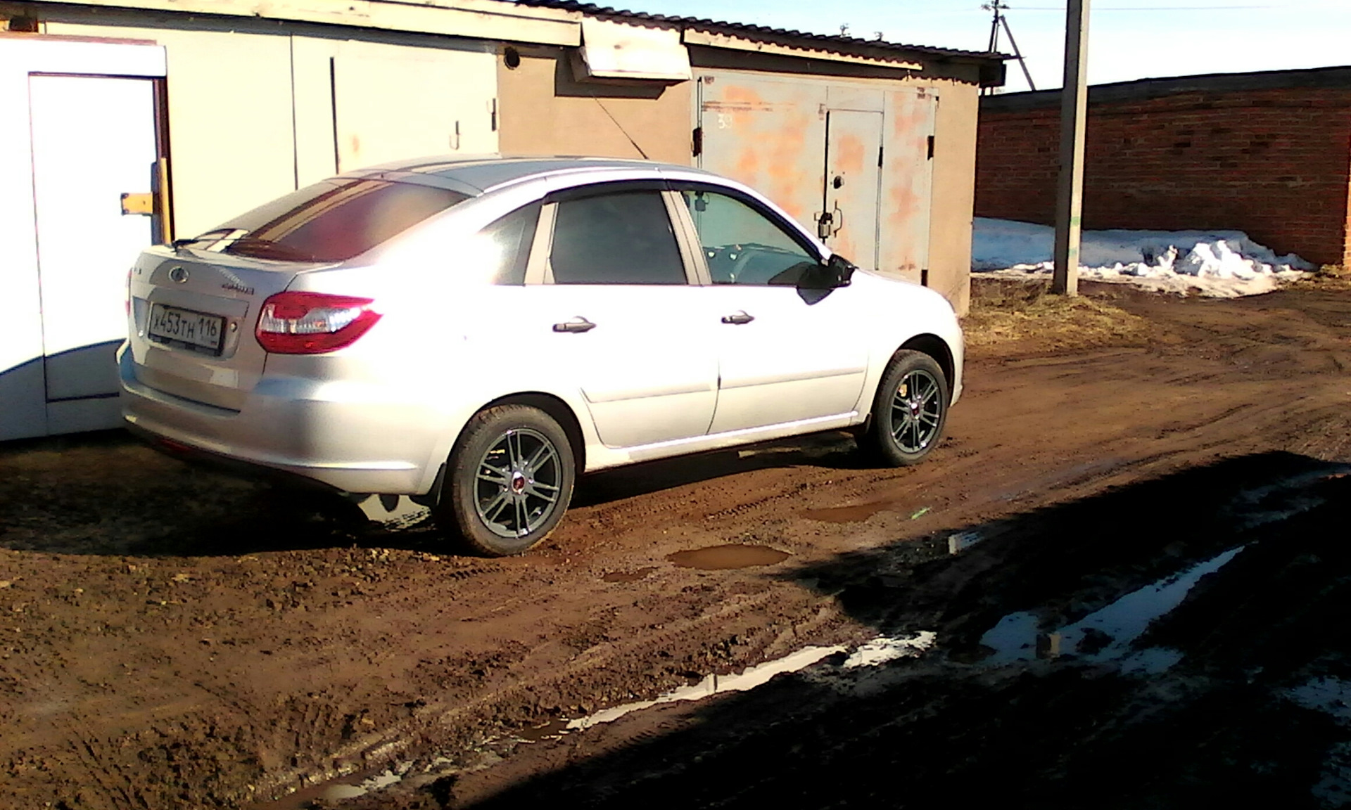 Задранная гранта седан. Задранная гранта седан. Поднять гранту. Гранта увеличить клиренс. Гранта седан белая.