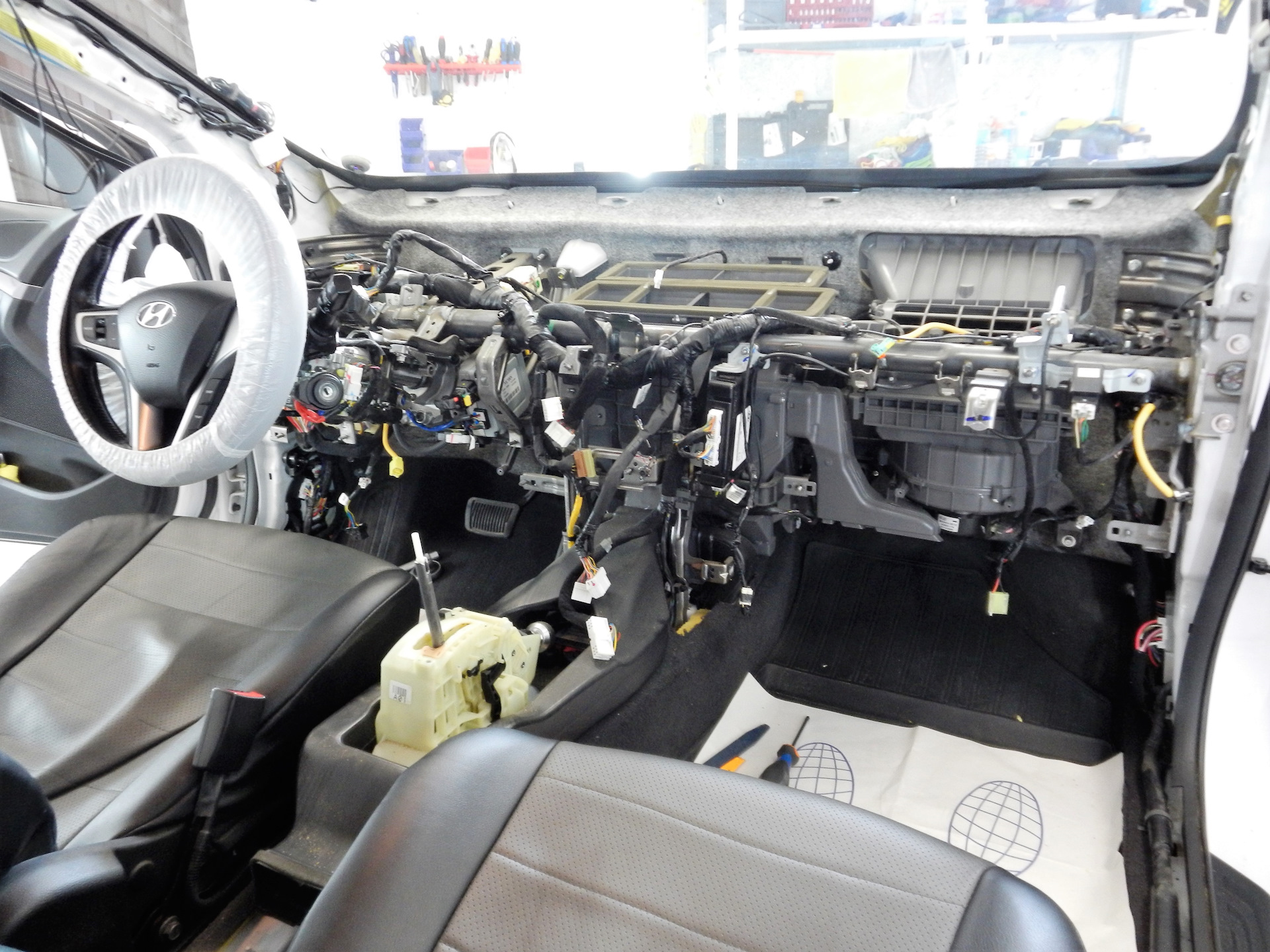 Гудел внутри. Шумоизоляция торпеды Hyundai Solaris 2015. Хендай i40 шумоизоляция торпеды. Шумоизоляция Торпедо Pajero Sport 3. Шумоизоляции Торпедо Солярис 2.