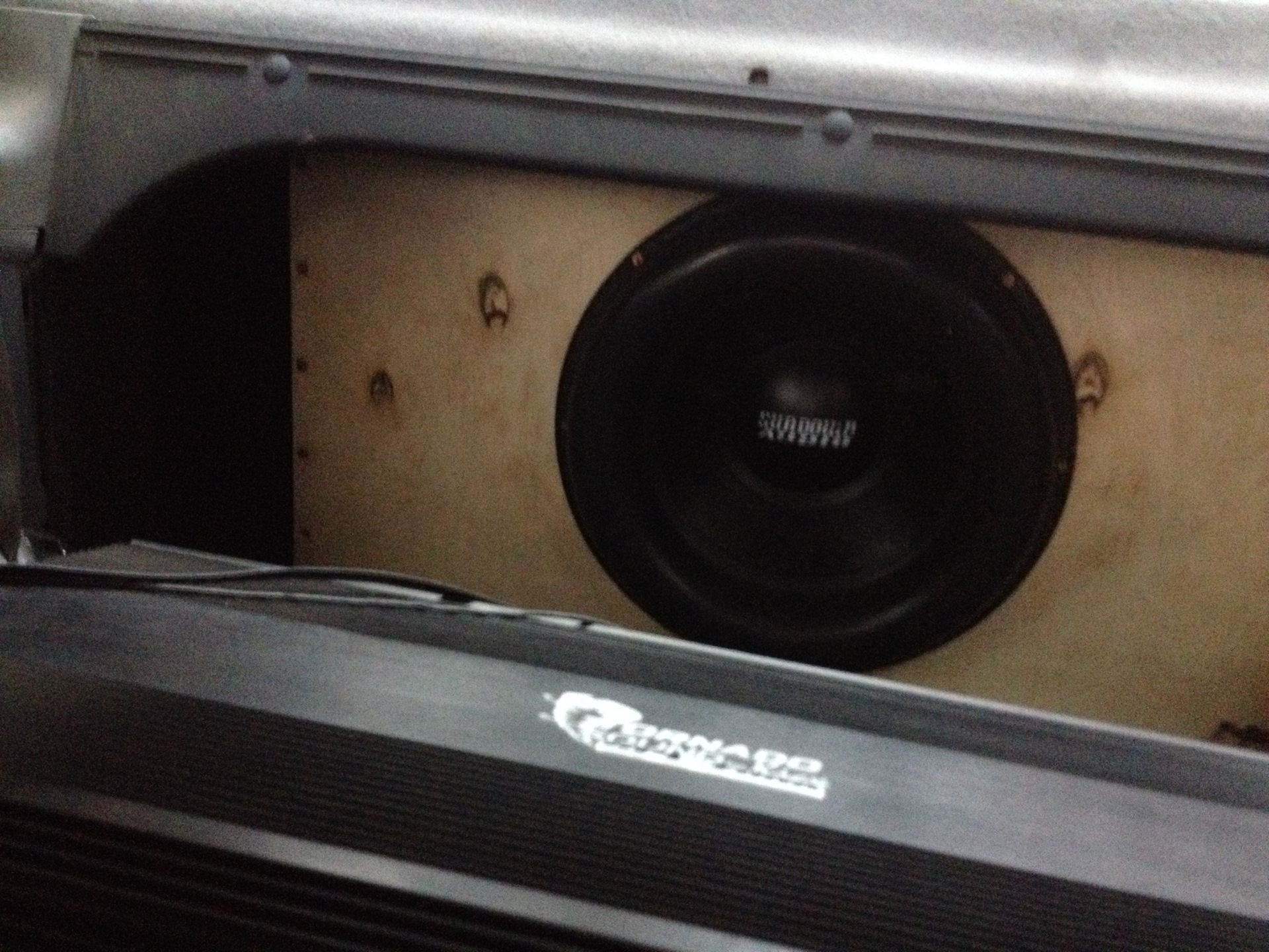 Плохо играет сабвуфер. Гранта органайзер с сабвуфером drive2. Почему плохо играет сабвуфер в машине. Самый худший саб. Playing активный саб.