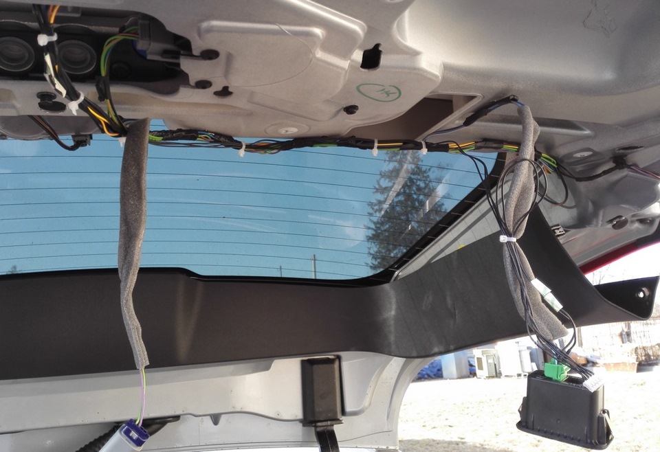 Прокладываю кабели, прикрепляю стяжками. — Volvo XC70 III