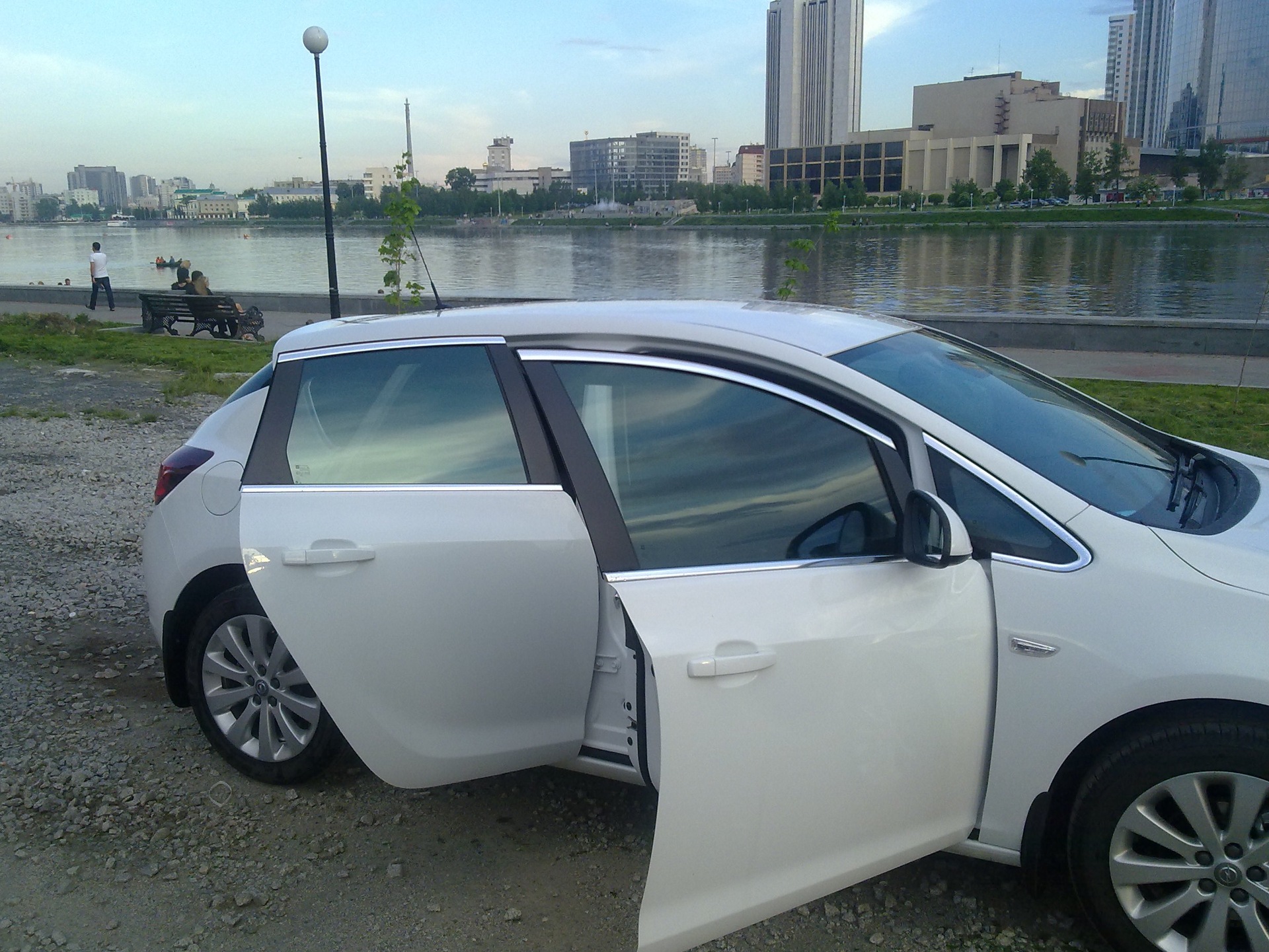 Тонировать белые машины. Тонировка на белой машине. Красивая тонировка. Зеленая тонировка на белой машине. Тонировка авто белым цветом