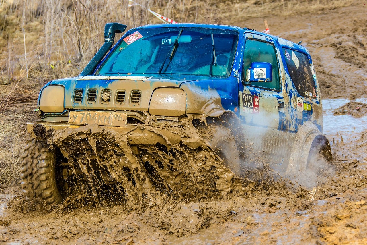 На бездорожье на переднем. Suzuki off Road. Урал на бездорожье. Уралы на бездорожье видео. Бездорожье клуб.