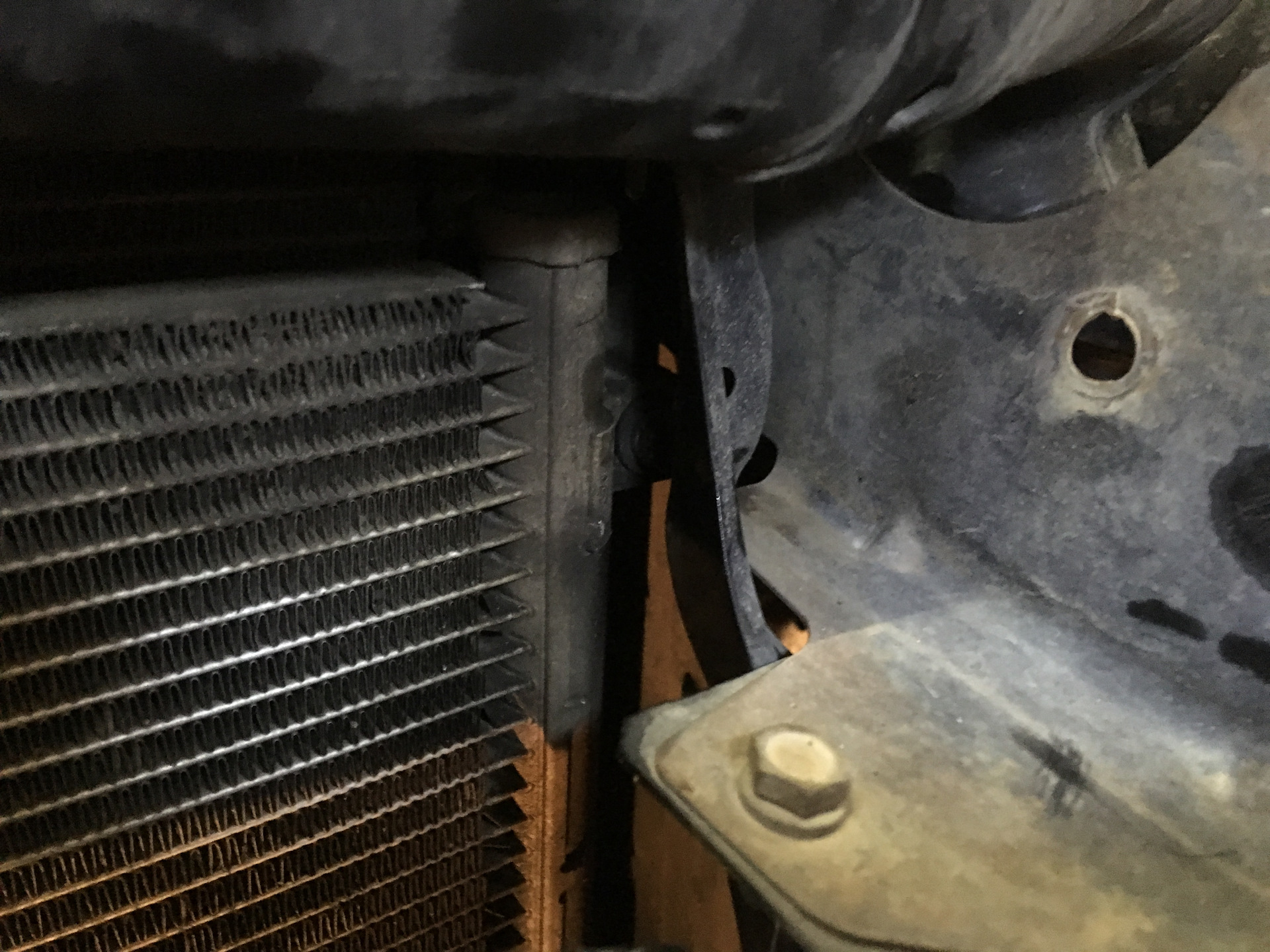 радиатор 17118615426. зил-494560 радиатор без горловины. приора потек радиатор охлаждения. 8 акпп. точки крепления радиатора на приоре.