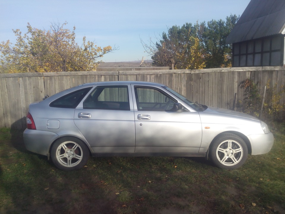 диски на 16 вылет 28 резина 215/45 — Lada Приора хэтчбек, 1,7 л, 2009 ...