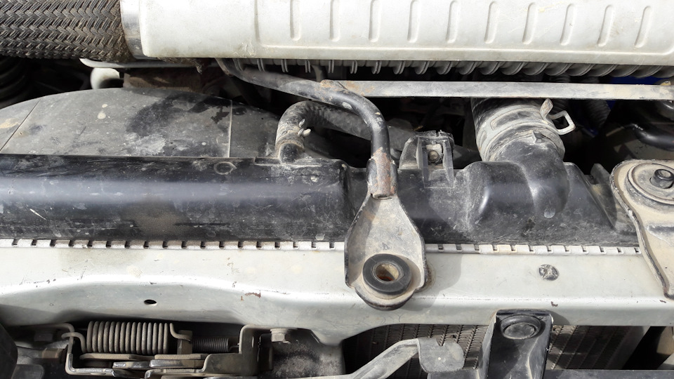 Вот он родненький, как только убираешь интеркуллер так и просится обломиться. — Mitsubishi Delica (L400)