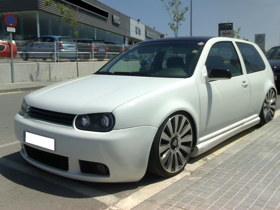 Bad look. Volkswagen Golf 4 в Раптор. VW Golf 4 r-32 White. Golf 4 Tuning белый. Golf 4 белый тюнинг.