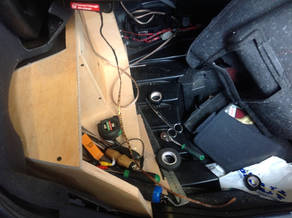 Фотографии багажника с установленными туда усилками и половинка корпуса ...