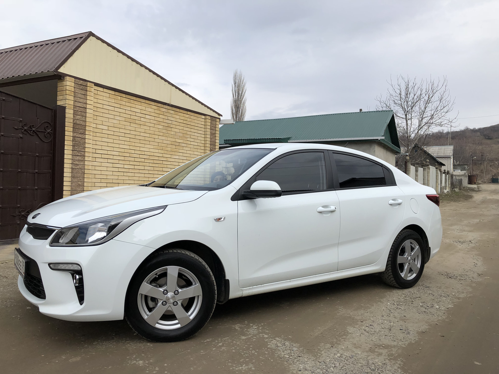 Белый кии. Kia Rio 4 -50. Kia Rio 50 тонировка.