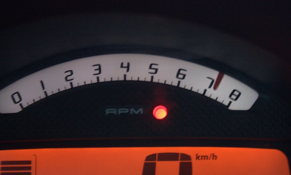 стрелка тахометра в красной зоне. спидометр и тахометр. тахометр фото. красная зона тахометра. зеленая зона тахометра дизель.