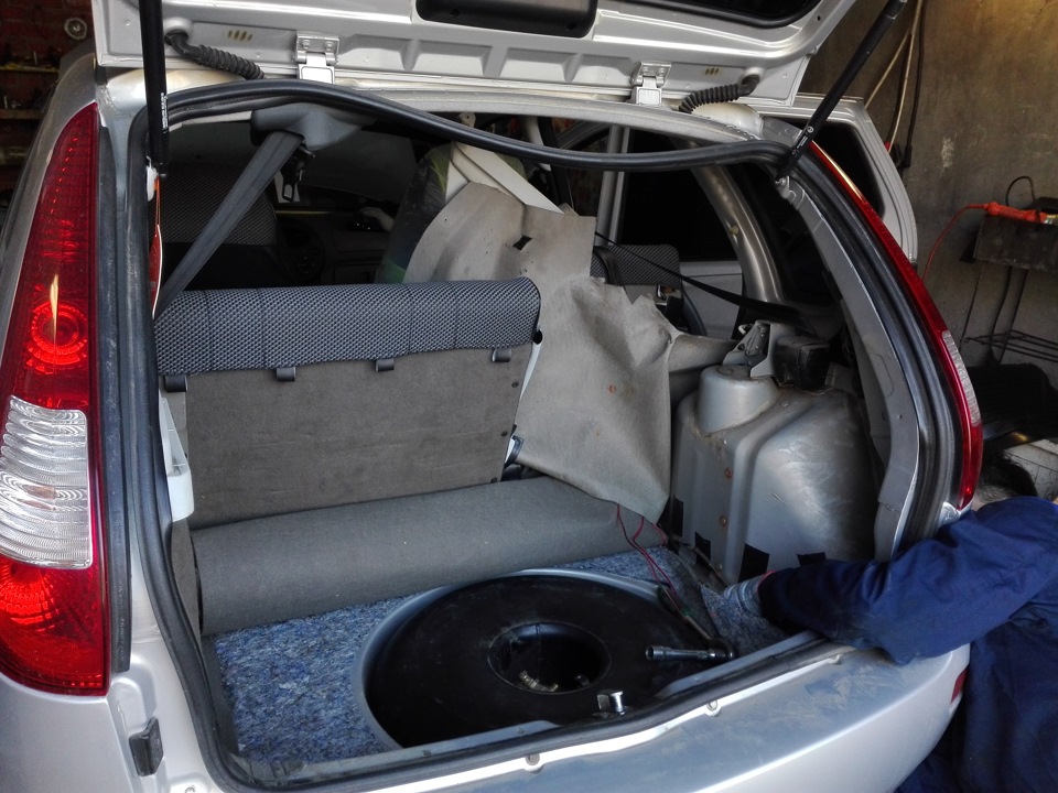 вкорячили баллон и тянем трубки — Lada Калина Хэтчбек (1G)