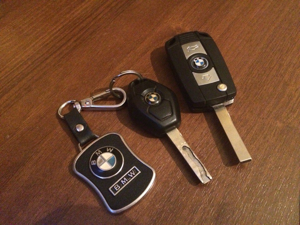 Игра ключ от машины. Ключ БМВ е70. Ключ БМВ м5. BMW f90 ключ. Чехол на ключ БМВ е90.
