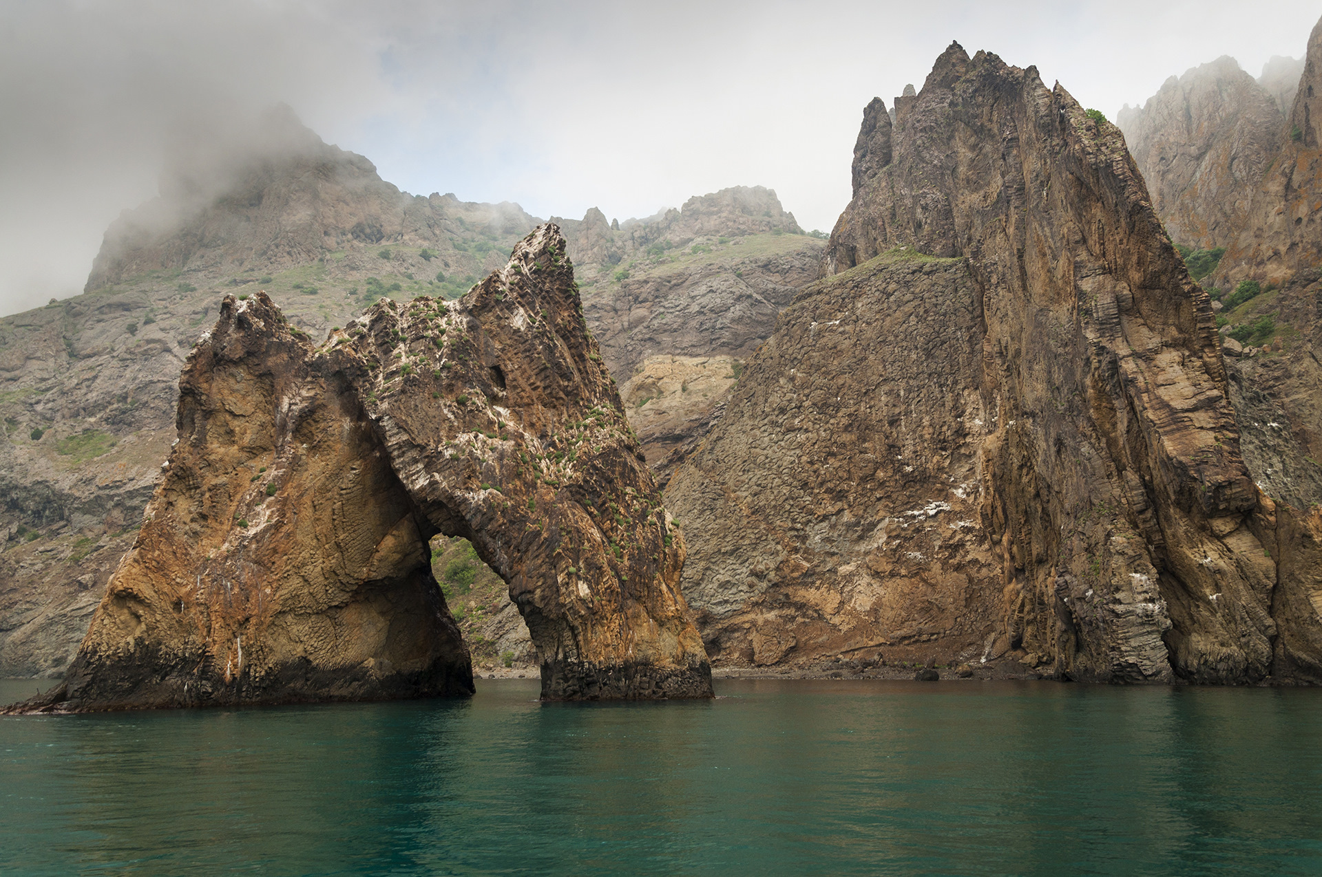 Гора в черном море в Крыму