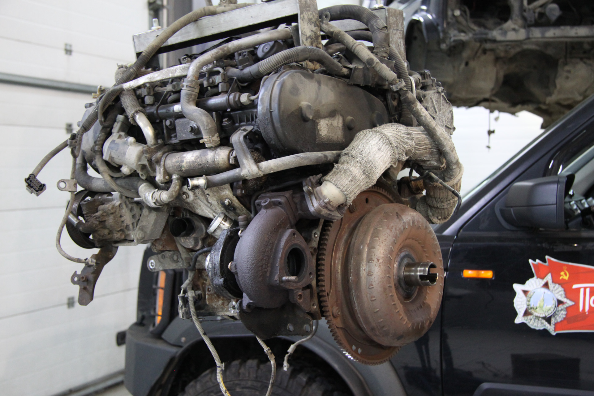 Двигатели дискавери 2. Двигатель Discovery 3 2.7 дизель. Мотор ленд Ровер 2.7 дизель. Двигатель Land Rover Discovery 2.7. Land Rover Discovery 4 3.0 дизель двигатель.
