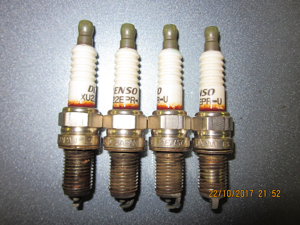 Б/ушные свечи Denso XU22EPR-U, пробежавшие 29281км. Не обращаем внимания на коричневые пояски в месте стыка изолятора с шестигранником. Напоминаю: это следы коронного разряда, явление нормальное. — Daewoo Gentra. Запчасти на фото: XU22EPRU