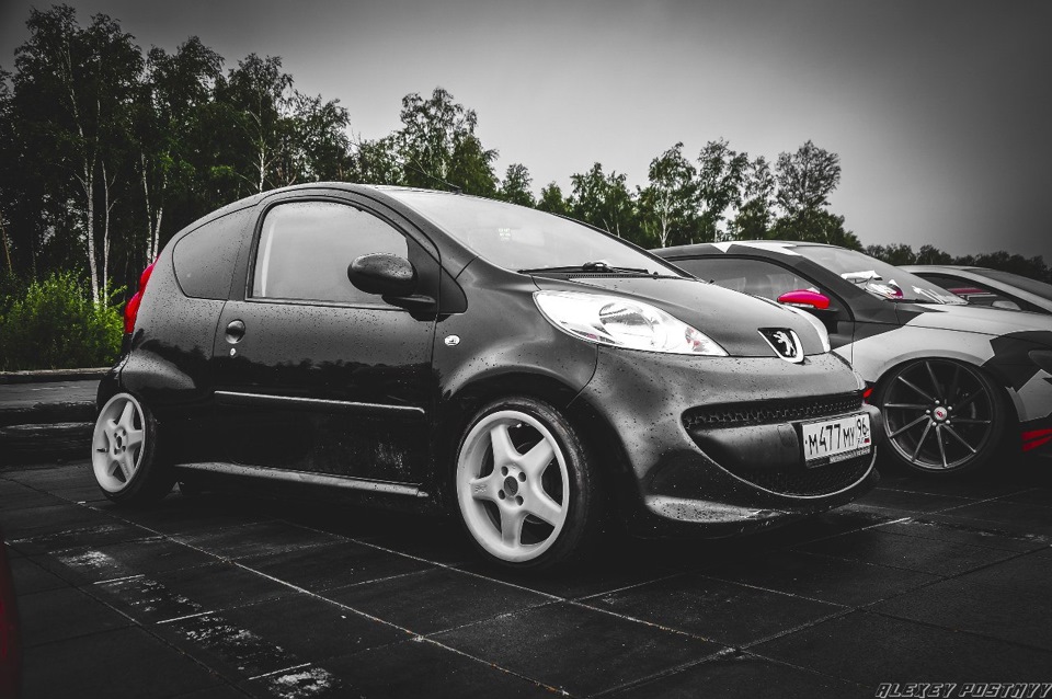 Пежо плохой. Пежо 107 r15. Peugeot 107 stance. Peugeot 107 стенс. Колеса на Пежо 107.