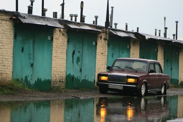 Немного опустить. Открыть ворота мем. Надвигая на лоб кепку. Брови сведены, глаза потухшие. Немного опустить.