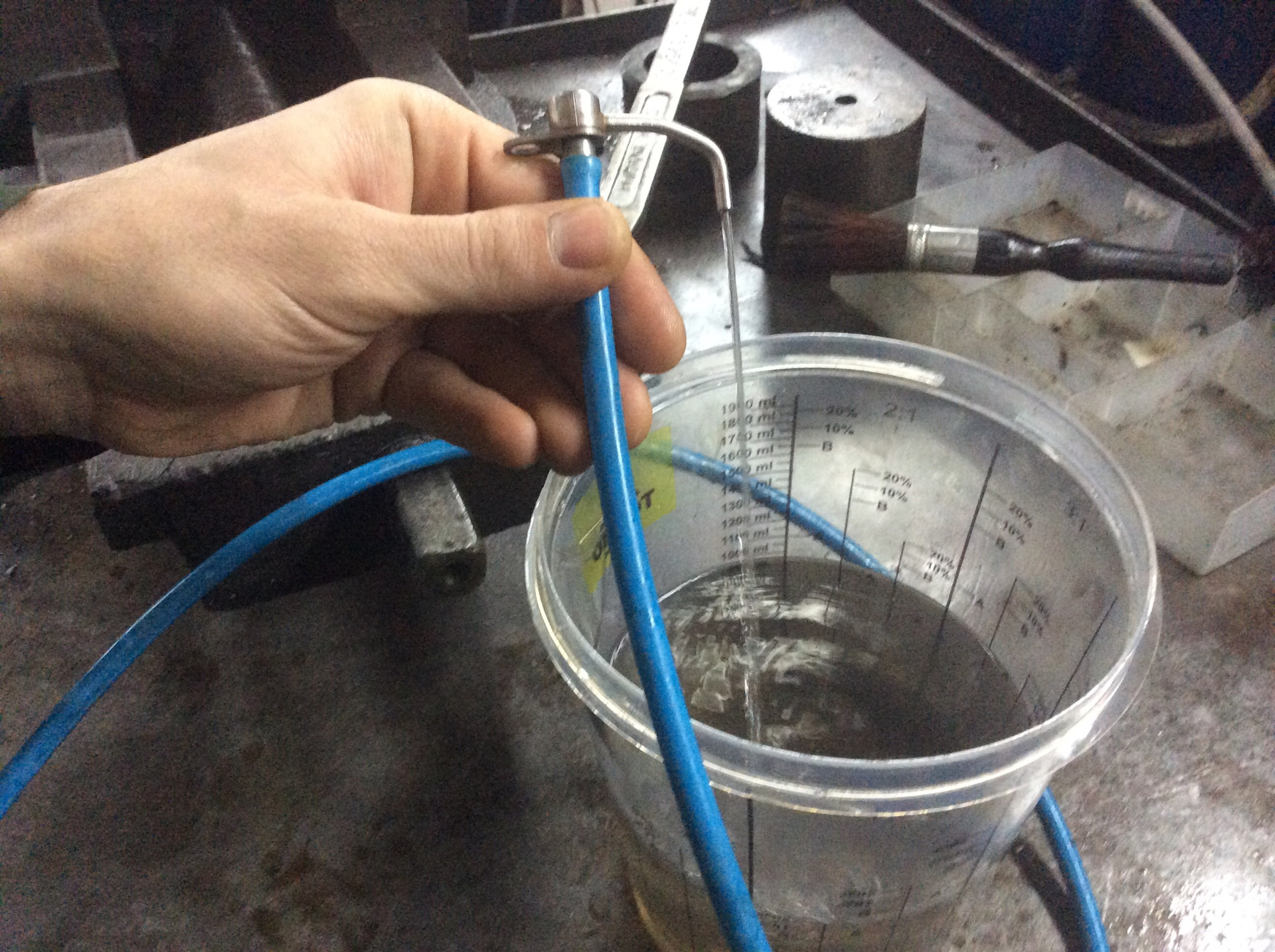 Охлаждение поршней ямз 238. Масляная форсунка jcb 444. Форсунка охлаждения поршня камминз 2. Масляная форсунка peugeot boxer. Охлаждение форсунок дизеля.