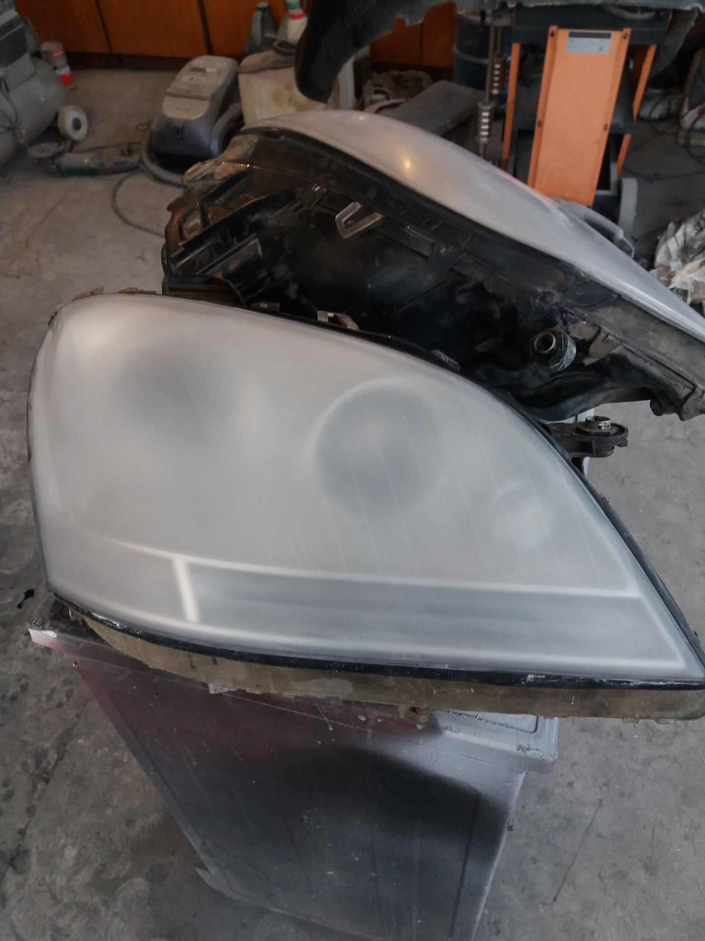 Покрытие фар лаком. Тойота функарго полировка фар. Покрытие фар лаком. Защитное покрытие для фар. Ремонт фары лаком.