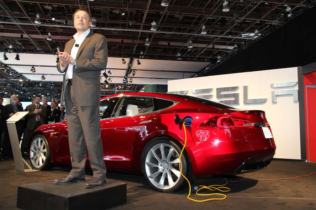 Тесла какой машина. Элон Маск машина Тесла. Тесла Моторс Илон Маск. Tesla model 3 Elon Musk.