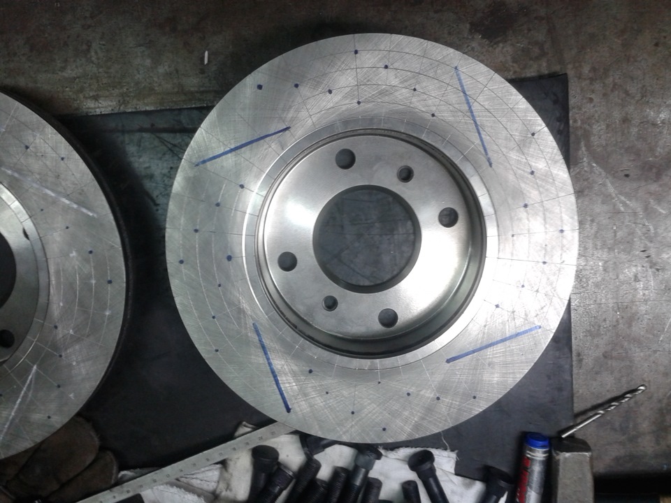 Тормозной диск brembo 90. Тормозные диски с перфорацией и с насечками для toyota prado 120. Перфорация задних тормозных дисков. Дастер передние перфорированные тормозные. C172.