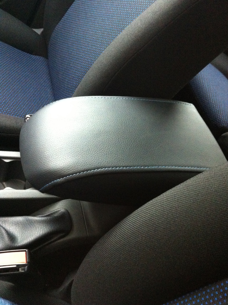 Подлокотник в кожу — Ford Focus Sedan II, 2 л, 2007 года | стайлинг ...