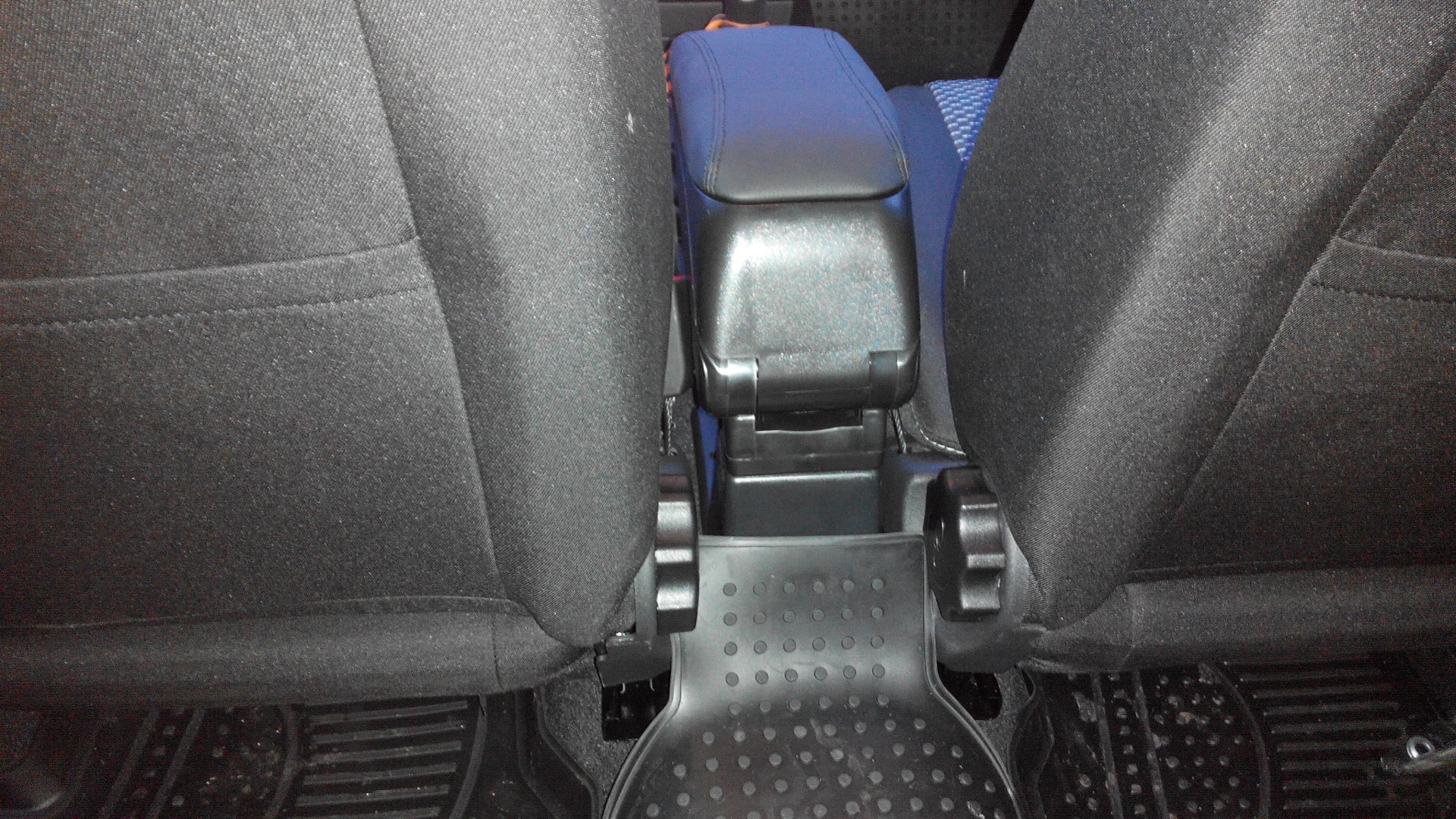 Подлокотник в Гранту — Lada Гранта, 1,6 л, 2015 года | аксессуары | DRIVE2