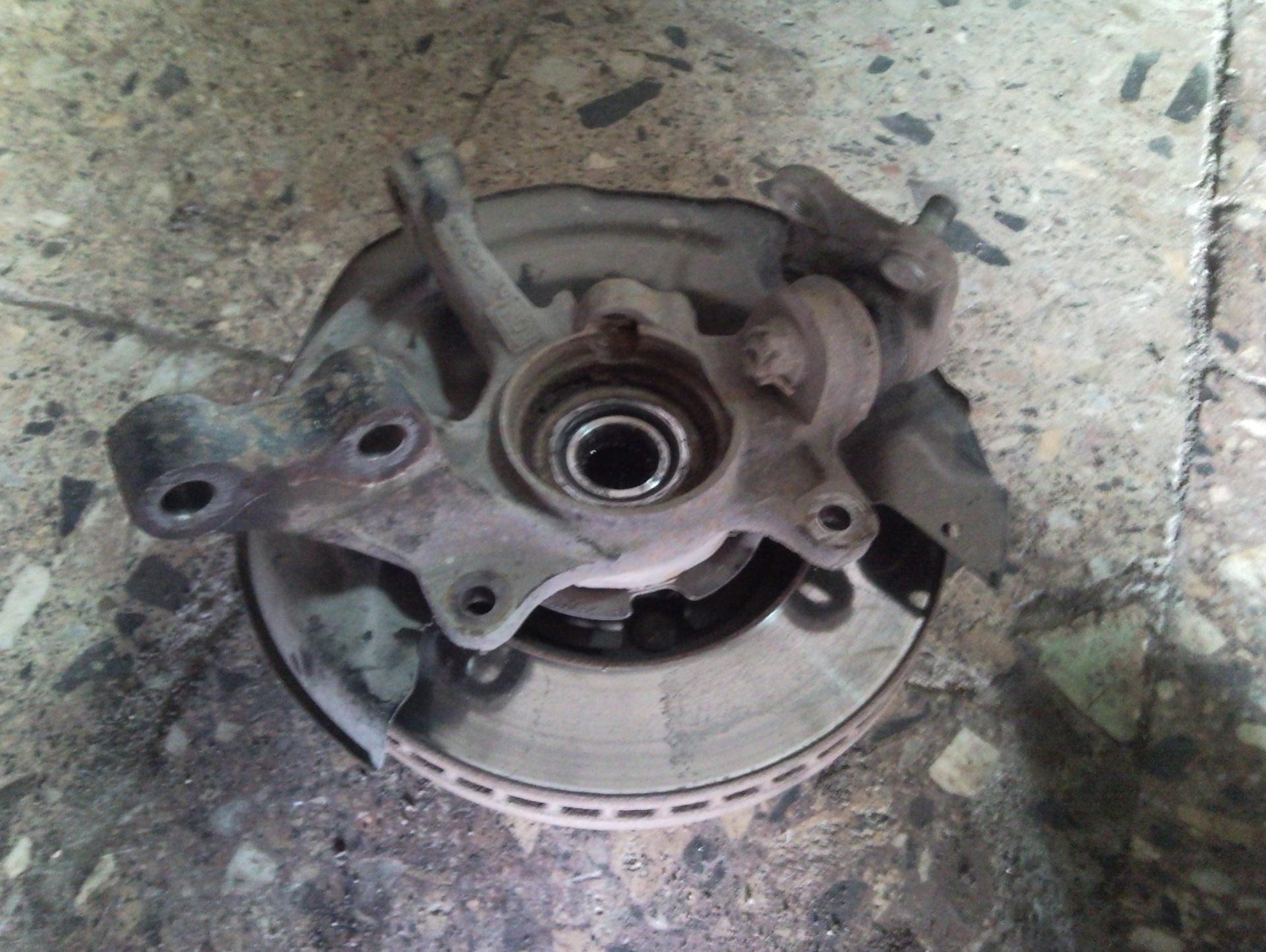 Changing the wheel bearing - Toyota Avensis 18 liter 2002