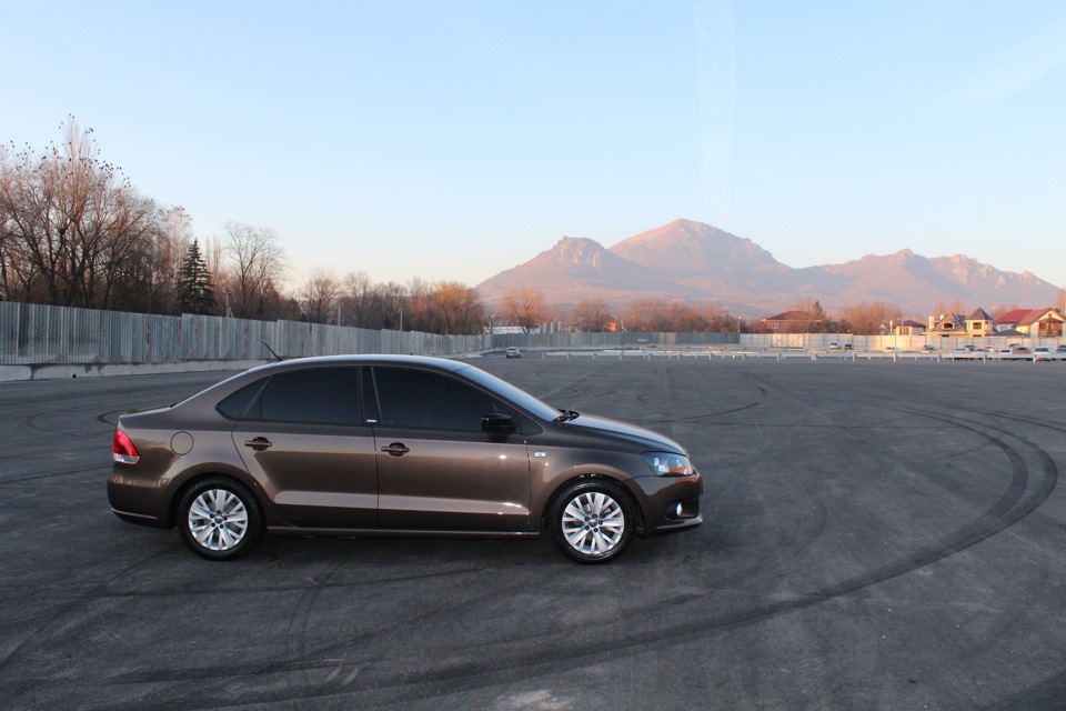 Volkswagen Polo 2015 черный тонированный