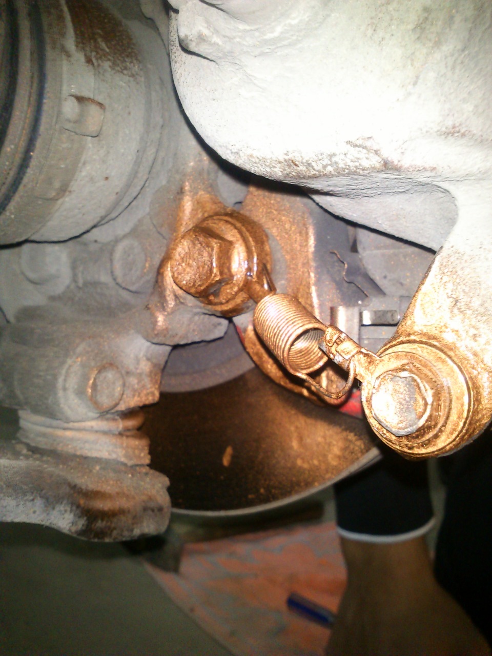 Гремят передние суппорта — Nissan Tiida (1G), 1,6 л, 2008 года | своими ...