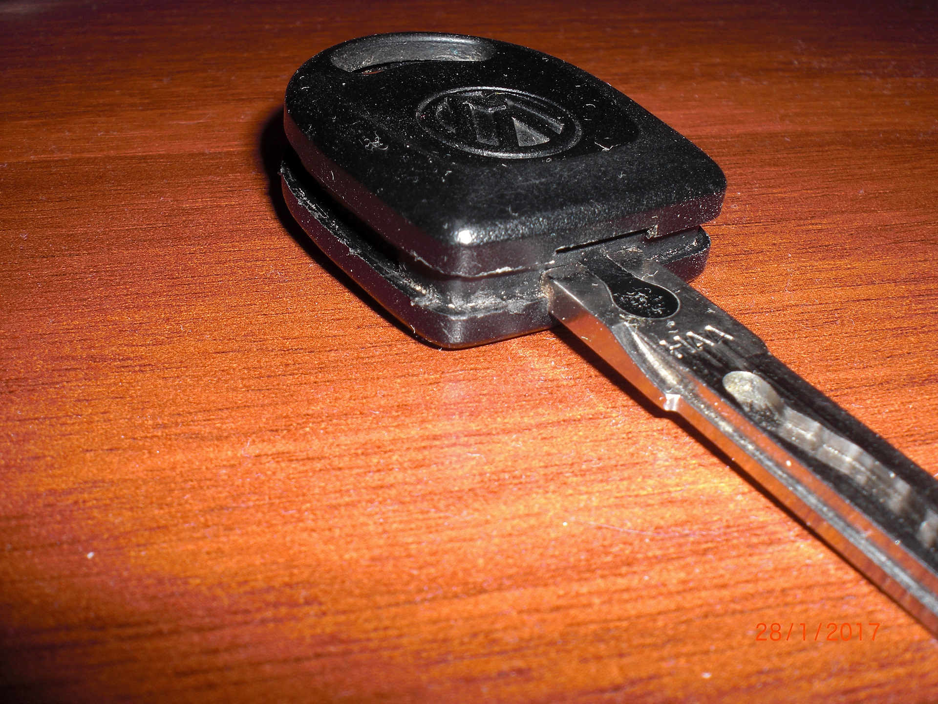 Чип иммобилайзера в ключе. Чип ключа Фольксваген поло. VW Polo чип иммобилайзера. Ключ иммобилайзера Фольксваген поло. Polo sedan чип из ключа.