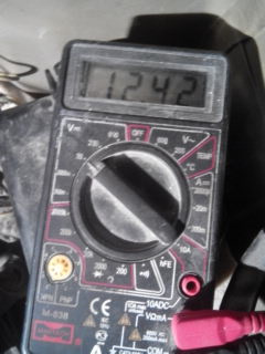 Напряжение на АКБ. Он практически разряжен. — Toyota Funcargo