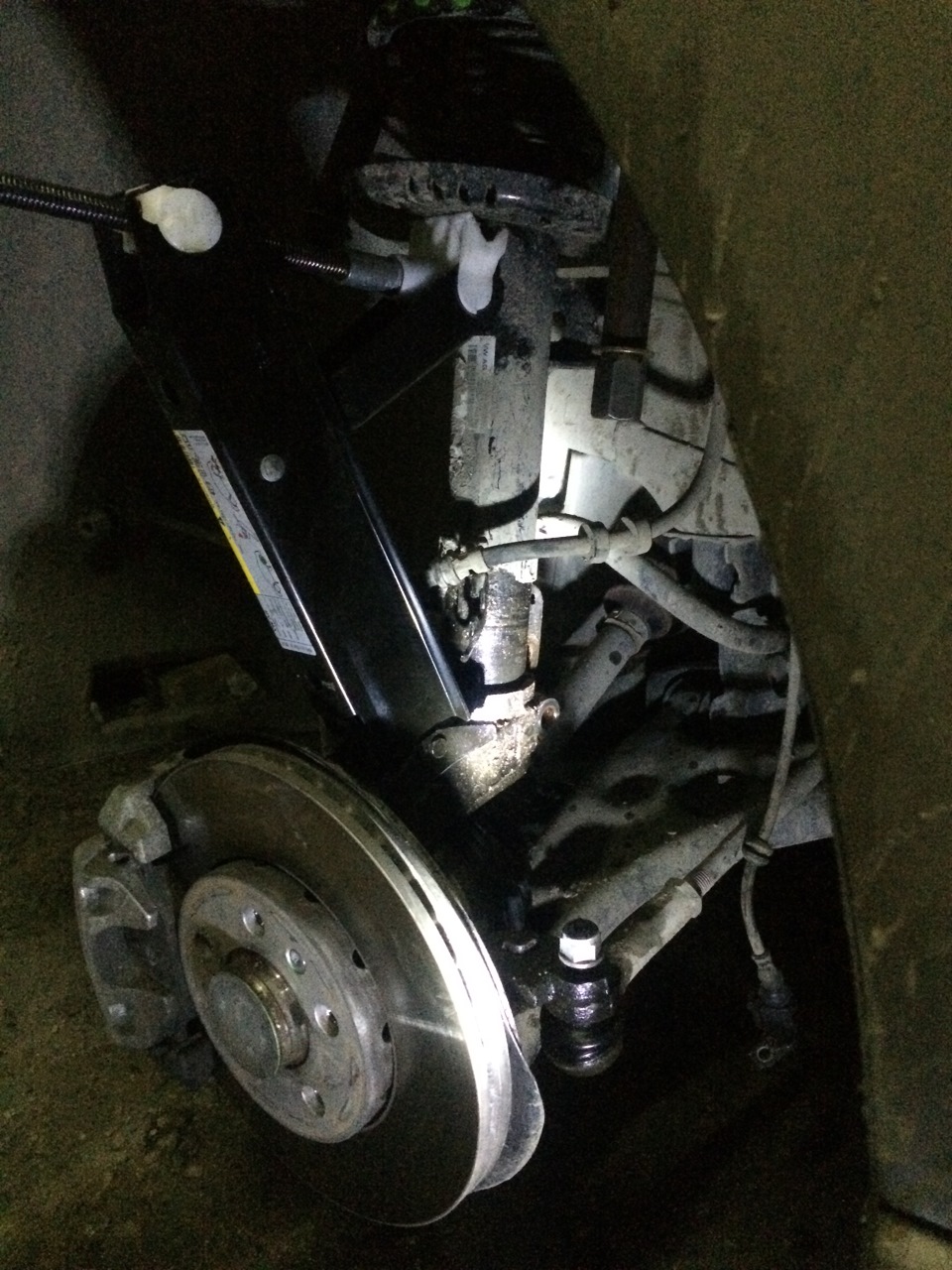 Ставим оригинальный домкрат упирая его в цапфу и жмем в чашку под пружину. И он начинает выходить к верху! Если не этот вариант то придется еще кучу всего откручивать. — Volkswagen Polo Sedan