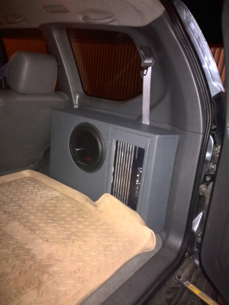 Сабвуфер в toyota land cruiser 100 стелс. Прадо 90 стелс под саб. Сабвуфер прадо 120. Стелс короб прадо 120. Сабвуфер прадо 120.