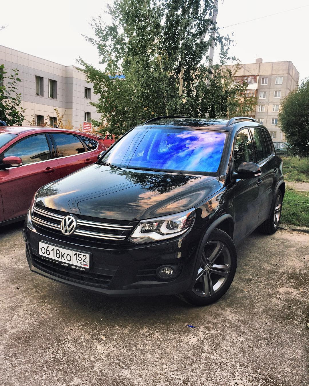 Тигуан лобовое. Volkswagen Tiguan 2012 в матовой пленке. Фольксваген Тигуан черный тонированный. Тигуан атермальная. Тигуан 1 рест черный.