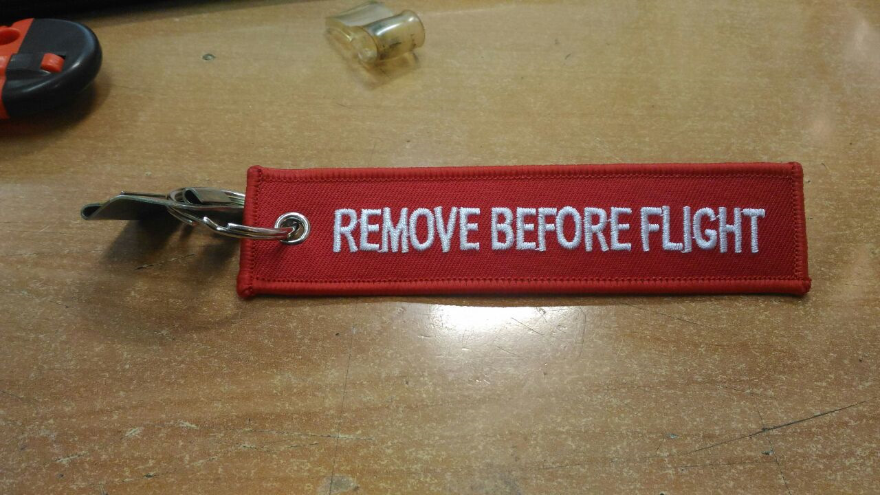 Use before flight. Remove before Flight. Ремув Бефор Флайт. Remove before Flight на самолете. Remove before Flight белье.