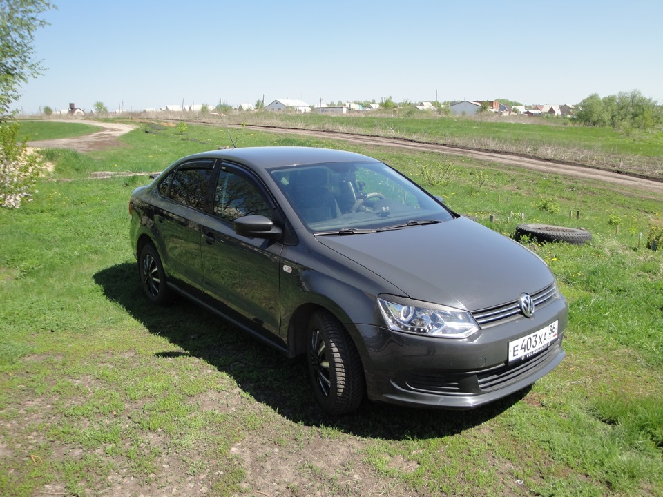 VW Polo sedan серый