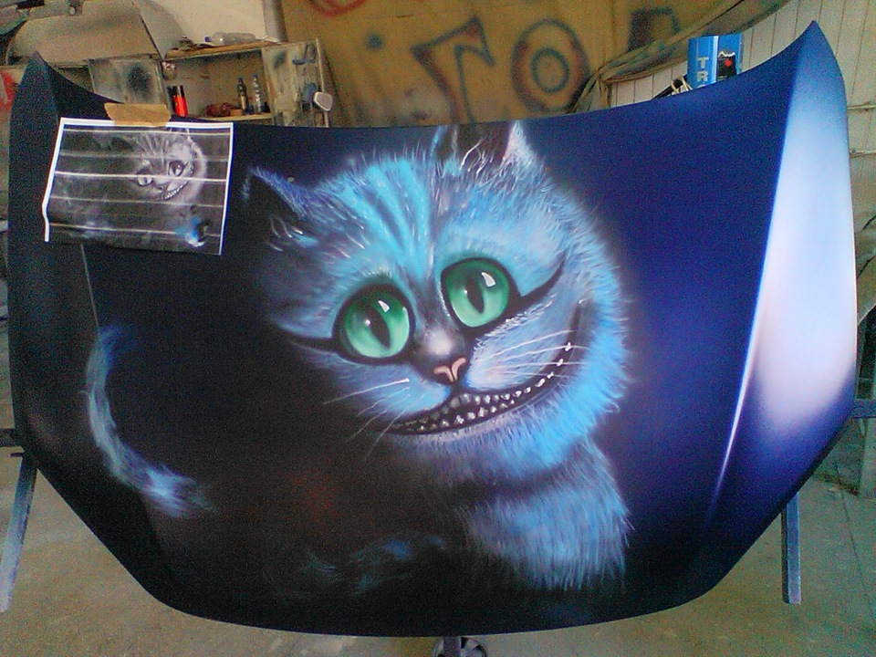 проигрыватель пластинок и кот. кот и пластинка. страшные наклейки с котиками. винил на авто кошка. чеширский кот на капоте.