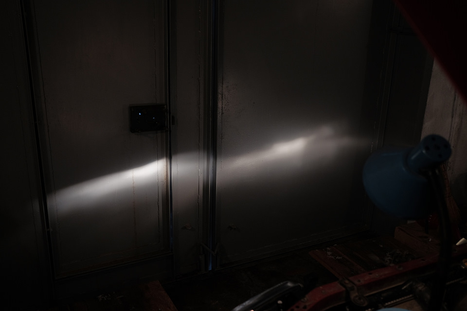 Слева прислонил новую фару, не закреплял — справа старая. — Toyota Avensis I