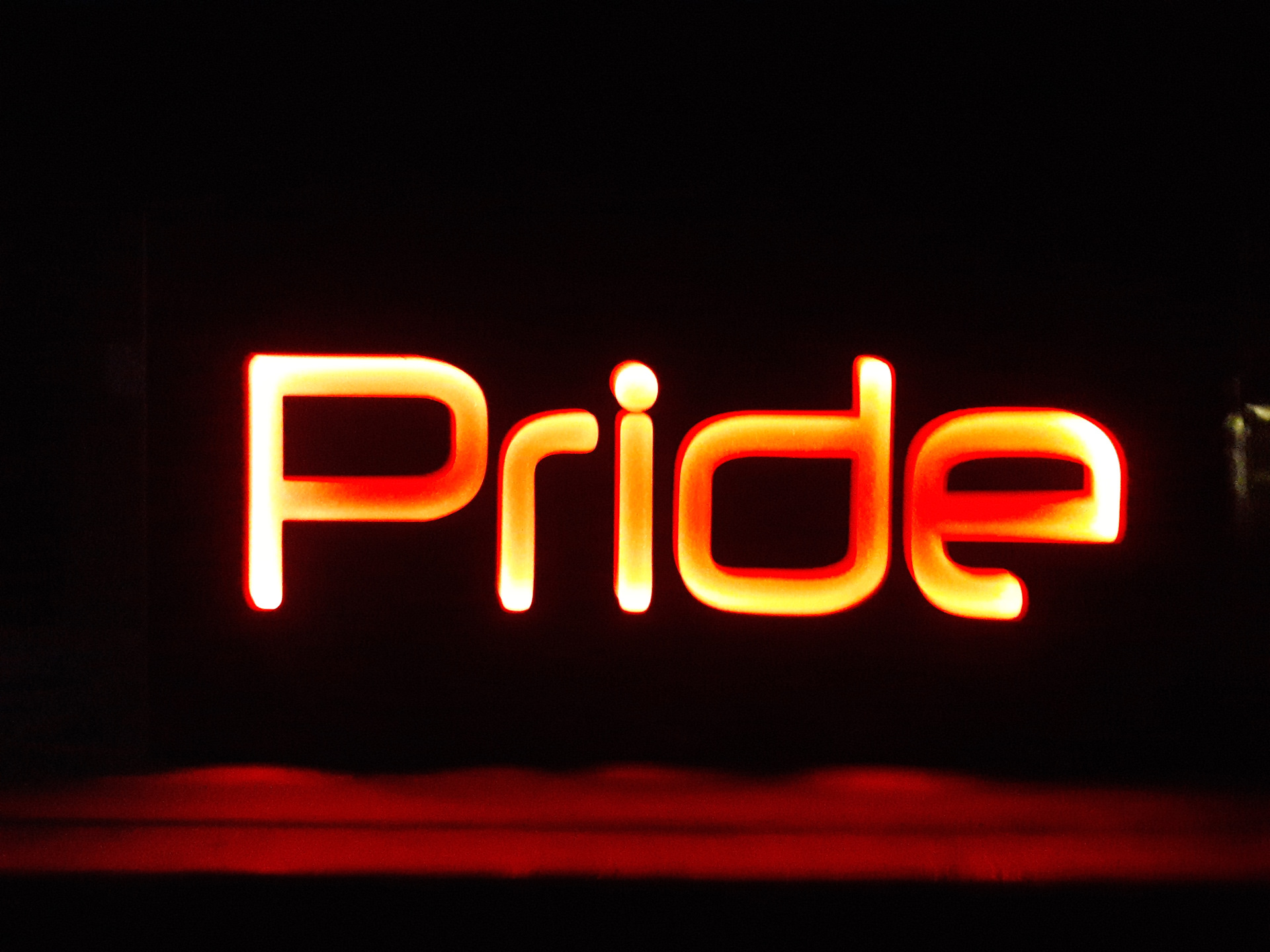 короб с логотипом Pride.