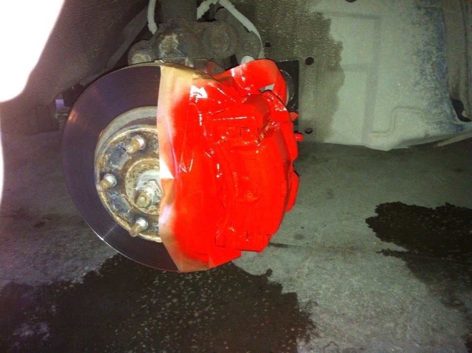 Покрасить суппорта. Как покрасить суппорта не снимая. Идеи для покраски суппортов. Покраска суппортов в цвет авто. Цветные суппорта.