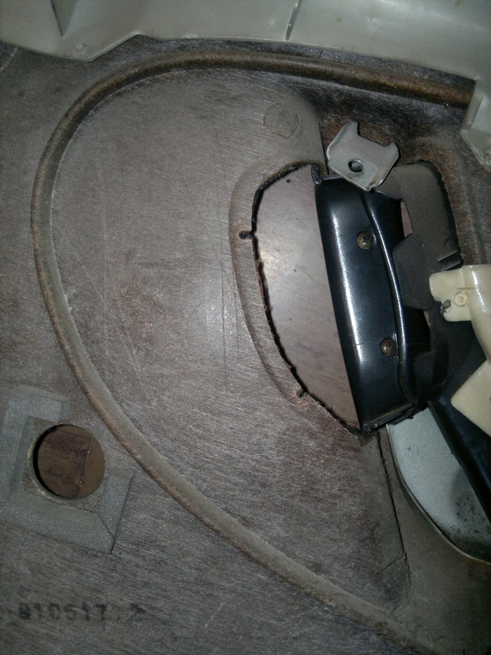 Аккуратно снимаем мешающий пластик с ручек! — Nissan 100 NX