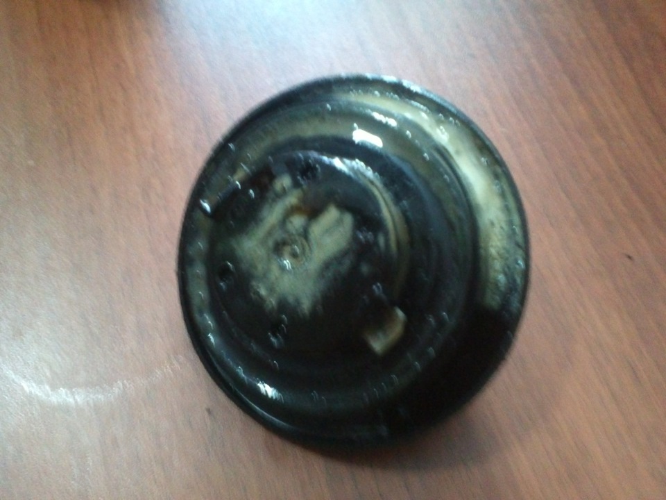 22491 маслозаливная горловина. При работающем двигателе открыть крышку маслозаливной горловины. Нагар под заливной крышкой. Жидкость сцепления нива шевроле. Нагар в маслозаливной горловины.