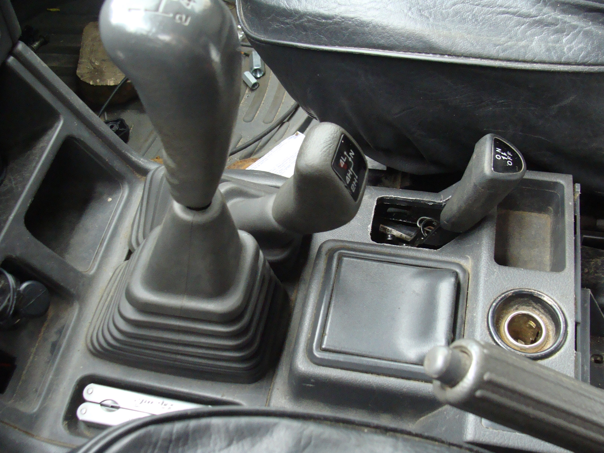 Переключение передач мицубиси. Рычаг раздатки Mitsubishi Pajero 2. Рычаги коробки Паджеро 2. Кожух рычага раздатки Паджеро 2. Рычаг переключения передач Паджеро 2.