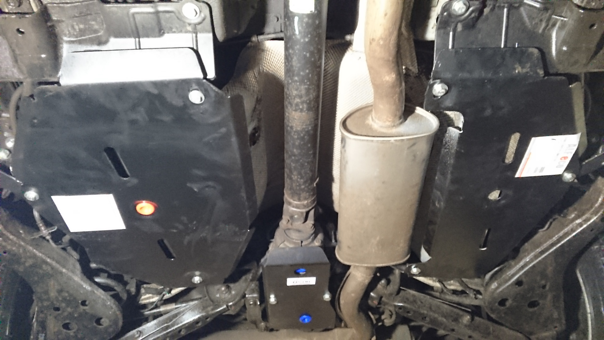 защита днища ховер снизу. бензобак хавал. хавал джулиан защита редуктора полный привод. пружинка на лючке бензобака haval h6. бензобак hover h2.