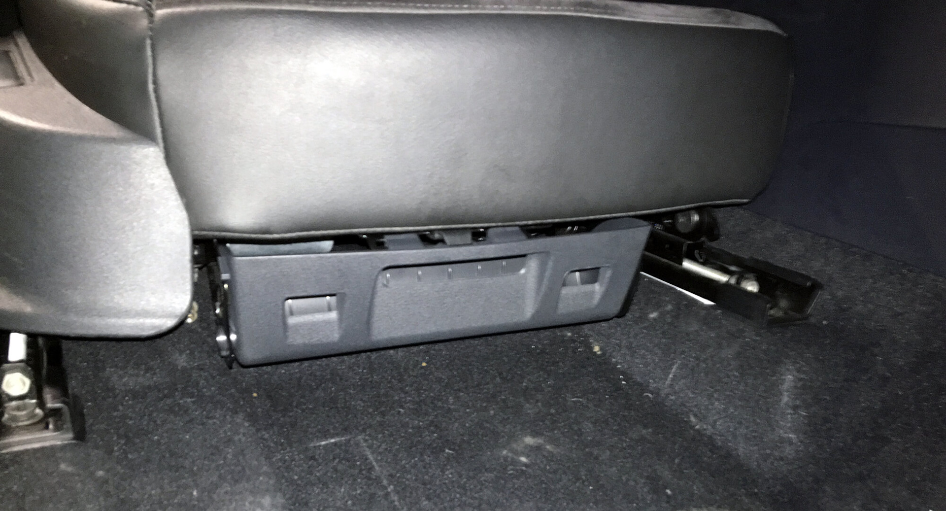киа соренто ящик под сиденье. вещевого ящика, бардачка под водительское сидение skoda yeti 2011. ящик под сидением skoda yeti. ящик под сиденье рено логан 2. бардачок под сиденьем.