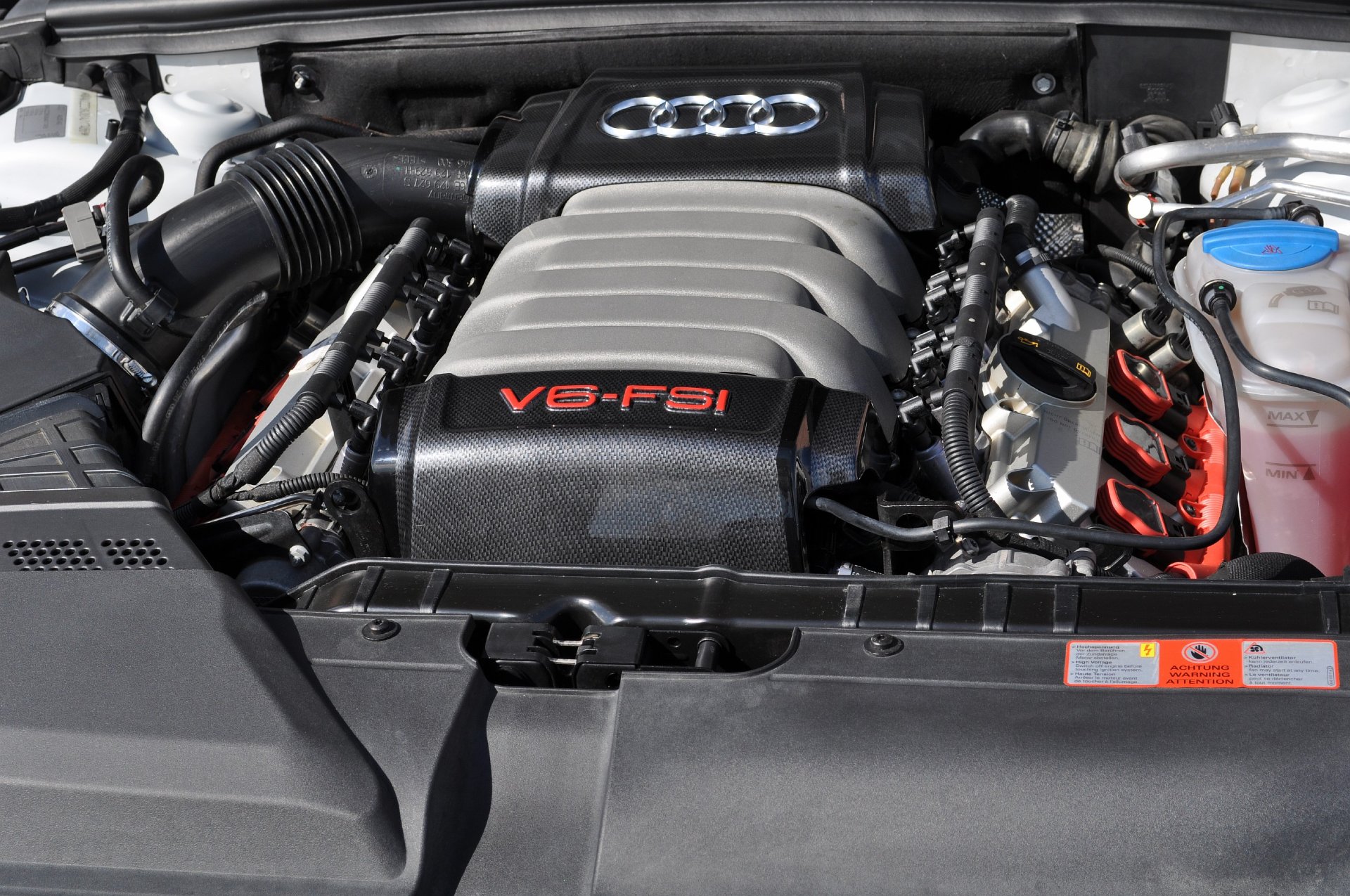 После покрытия рисунком, деталь задувается лаком — Audi A4 (B8)