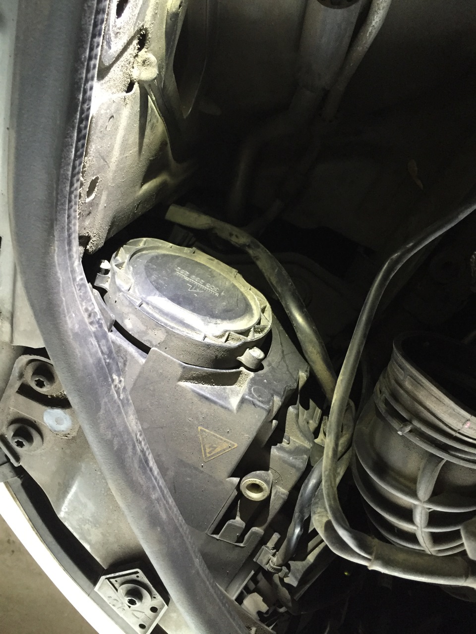 Замена лампочки биксенон — Audi A4 (B7), 2 л, 2005 года | расходники ...