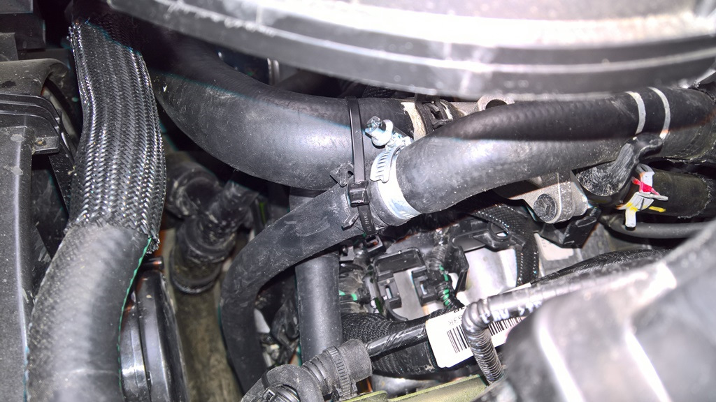 Рено дастер подогрев двигателя. Установка предпускового подогревателя на рено дастер. Установка предпускового подогревателя на рено дастер. Установка котла подогревателя на дастере. Вебасто на рено дастер.