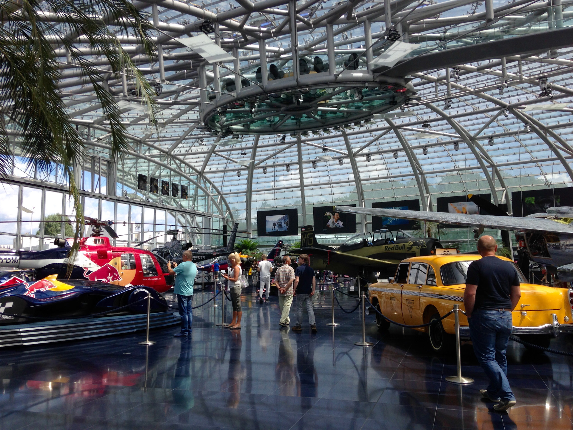 Ангар 7 москва. Red bull Hangar 7. Ангар ред Булл в Зальцбурге. Ангар 7 Зальцбург. Офис Red bull Зальцбург.